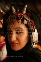 Image du Maroc Professionnelle de  Une jeune fille du désert pose en tenue traditionnelle durant le grand Moussem de Tan Tan. Ce grand rassemblement est organisé dans un site désertique sur lequel la ville de Tan Tan a toujours accueilli la majorité des tribus et des grandes familles nomades du désert lors d'un grand moussem, Samedi 18 septembre 2004. (Photo / Abdeljalil Bounhar)




